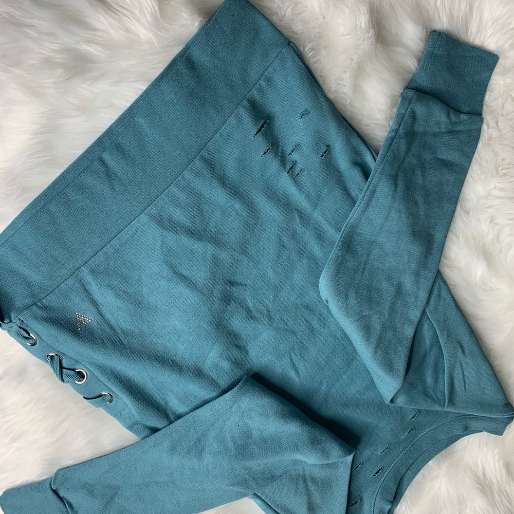 Brand new never worn guess sweatshirt